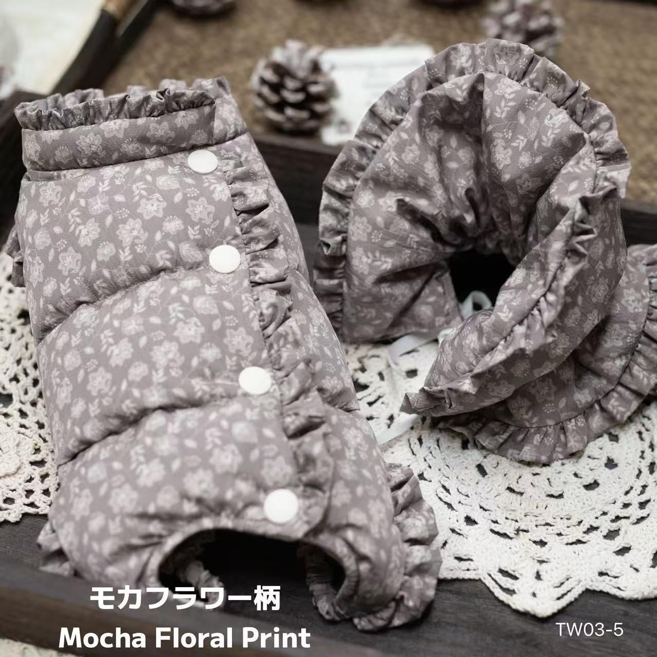 女の子用 吊り足ダウンロンパース｜3WAYネックウォーマー付き フリル花